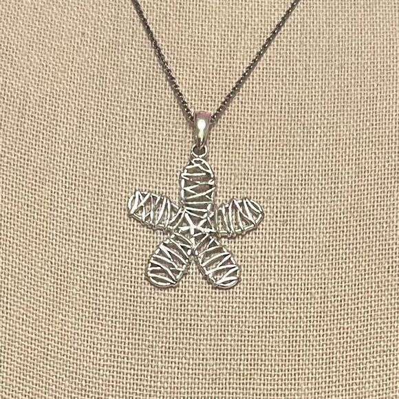 🤯5/$20🤯 Silver Necklace With Flower Shape Pendant - Picture 1 of 2